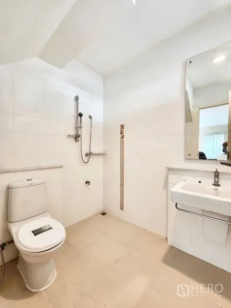 บ้าน ให้เช่าในPrawet, Bangkok - ห้องน้ำชั้นล่างตกแต่งโทนขาว พร้อมโซนอาบน้ำแบบวอล์กอินและอ่างล้างหน้าแขวนผนัง