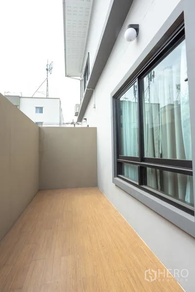 สำนักงานที่บ้าน ให้เช่าในBang Khen, Bangkok - ระเบียงข้างบ้านปูพื้นลายไม้ พร้อมหน้าต่างบานเลื่อนบานใหญ่