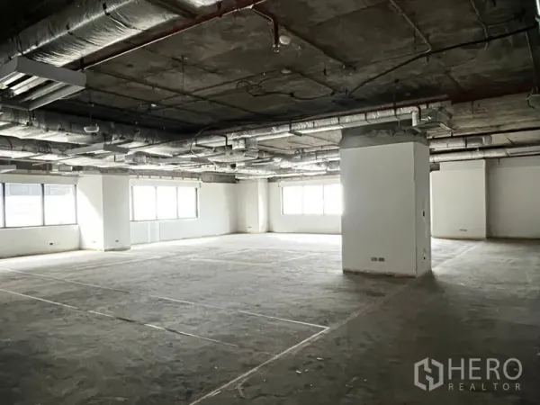 สำนักงาน ให้เช่า - พื้นที่สำนักงานสภาพเปลือกโล่ง เพดานโชว์งานระบบ เสา และหน้าต่างบานกว้างรับแสงธรรมชาติ