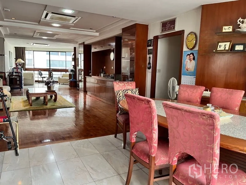 คอนโด ให้เช่าหรือขายในKhlong Toei, Bangkok - โถงรับแขก-ทานข้าวแบบโอเพน พร้อมเก้าอี้บุผ้าสีชมพู พื้นไม้ และหน้าต่างบานใหญ่