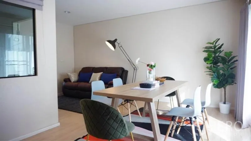 ทาวน์เฮาส์ ให้เช่าหรือขายในWang Thonglang, Bangkok - พื้นที่นั่งเล่นและทานข้าวแบบโอเพนสเปซ หน้าต่างบานใหญ่และตกแต่งร่วมสมัย