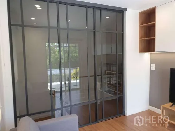 บ้าน ให้เช่าในSathon, Bangkok - ห้องชั้นบนพร้อมฉากกั้นกระจกบานเลื่อนเต็มผนังและพื้นไม้โทนอุ่น