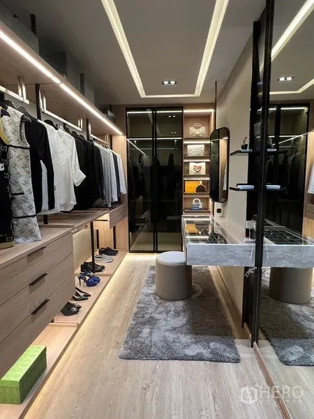 联排别墅 出售在Lat Phrao, Bangkok - 定制步入式衣帽间，带梳妆台与玻璃衣柜