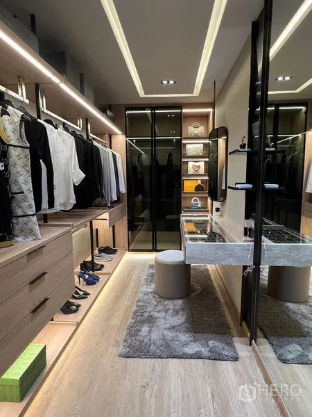 联排别墅 出售在Lat Phrao, Bangkok - 定制步入式衣帽间，带梳妆台与玻璃衣柜