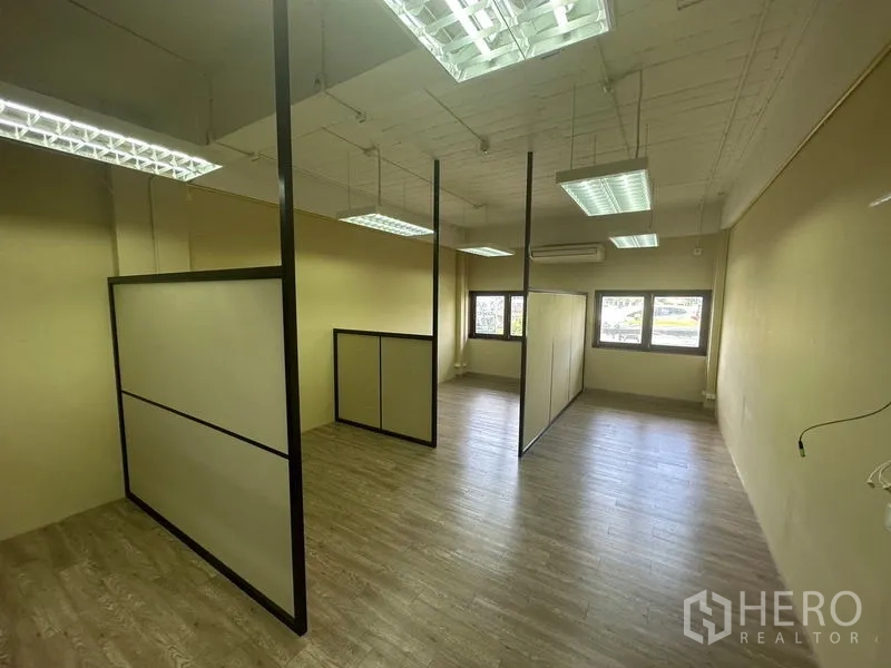 สำนักงาน ให้เช่าในChatuchak, Bangkok - โซนทำงานส่วนตัวกั้นพาร์ทิชันสูง มีโคมไฟแขวนและหน้าต่าง ภายในห้องสำนักงานกะทัดรัด