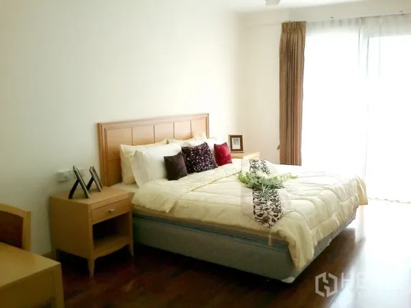 คอนโด ให้เช่าในKhlong Toei, Bangkok - ห้องนอนเตียงคู่สว่าง โปร่งด้วยผ้าม่านสูงเต็มบานและทางออกสู่ระเบียง