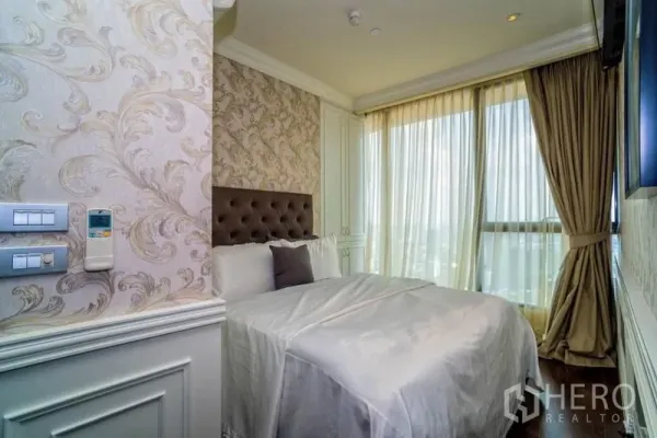 คอนโด ให้เช่าหรือขายในKhlong Toei, Bangkok - ห้องนอนรอง วอลล์เปเปอร์ลาย หัวเตียงบุผ้า พร้อมหน้าต่างชมวิวเมือง