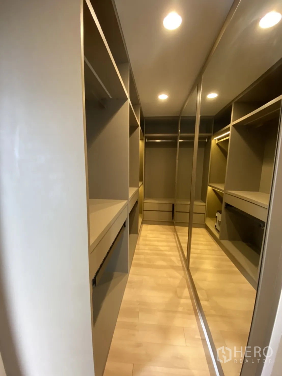 公寓 出租在Bang Rak, Bangkok - 宽敞步入式衣帽间，内置搁架与镜面柜门。