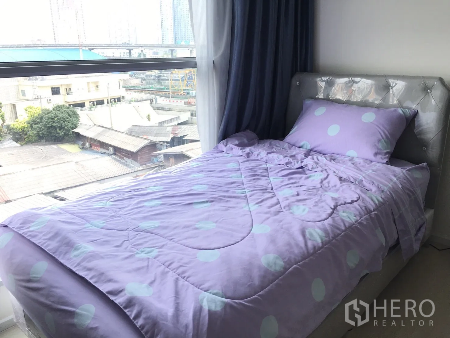 คอนโด ให้เช่าในKhlong Toei, Bangkok - ห้องนอนเล็กเตียงเดี่ยวติดหน้าต่างบานใหญ่ มองเห็นวิวหลังคาเมือง