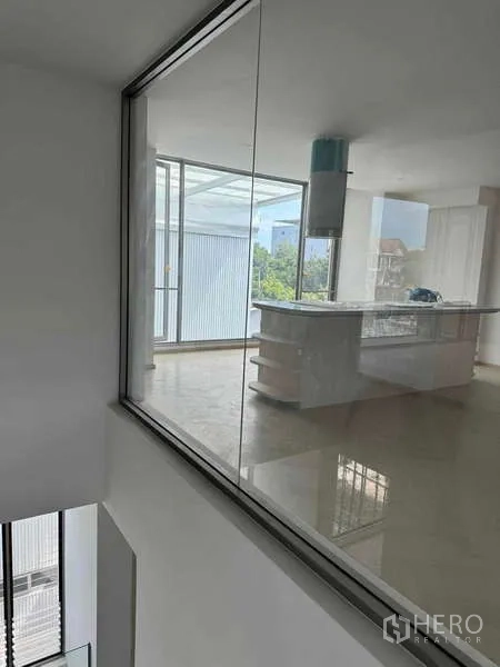 สำนักงานที่บ้าน ให้เช่าหรือขาย - ห้องครัวสว่างมีไอซ์แลนด์และฮูด มองผ่านผนังกระจก