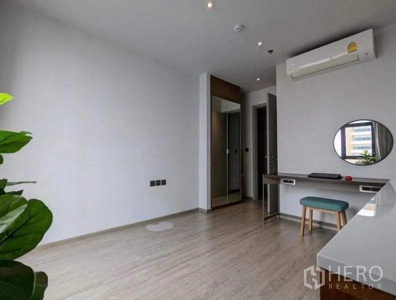 คอนโด ให้เช่าในWatthana, Bangkok - ห้องนอนสองหรือห้องทำงาน พร้อมโต๊ะยาว กระจกกลม และตู้เสื้อผ้า