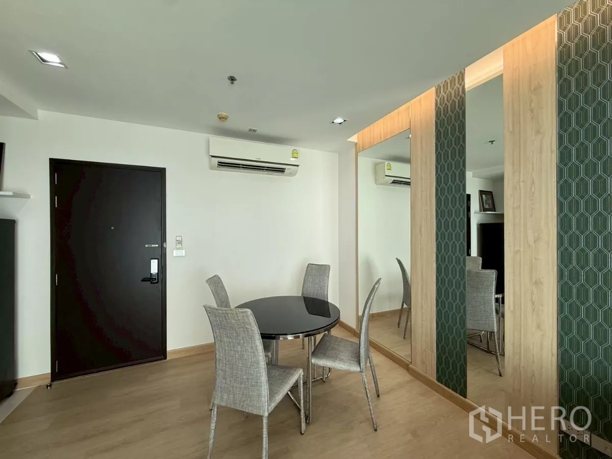 คอนโด ให้เช่าในWatthana, Bangkok - มุมรับประทานอาหาร โต๊ะกลม เก้าอี้สี่ตัว แอร์ และผนังกระจกเงา