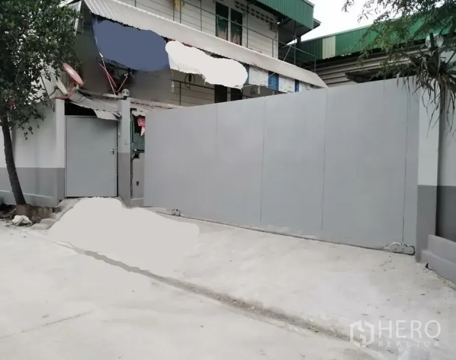 工厂 出租在Saphan Sung, Bangkok - 街边入口配高大的滑动金属大门，园区安保到位。