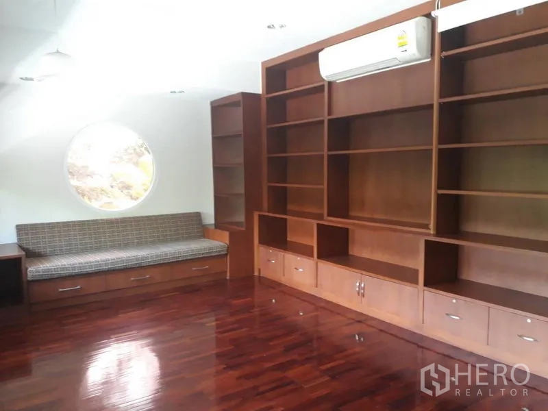 บ้าน ให้เช่าในWatthana, Bangkok - ห้องทำงานหรือห้องสมุด บิวท์อินชั้นไม้เต็มผนัง ม้านั่งยาว และหน้าต่างวงกลม