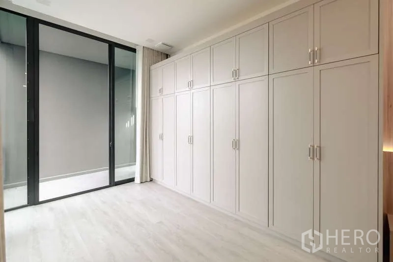 Detached House for rent in Saphan Sung, Bangkok - Room with full-wall built-in closets and large sliding doors.