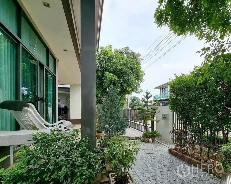 บ้าน ขายในPrawet, Bangkok - ทางเดินร่มรื่นเลียบสวนภูมิทัศน์มุ่งสู่ประตูหน้าบ้าน