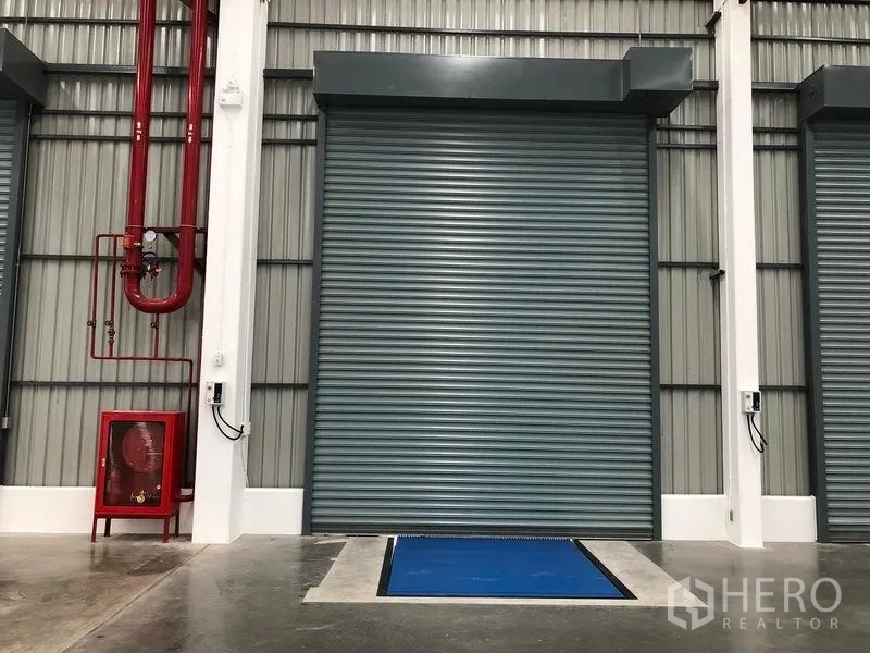工厂 出租在Wang Noi, Phra Nakhon Si Ayutthaya - 装卸口特写，带月台调节板、卷闸门与消防系统