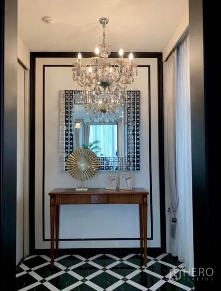 คอนโด ให้เช่าในKhlong Toei, Bangkok - ฟอยเย่พร้อมกระจกตกแต่ง โคมระย้า และโต๊ะคอนโซลไม้บนพื้นลายตาราง