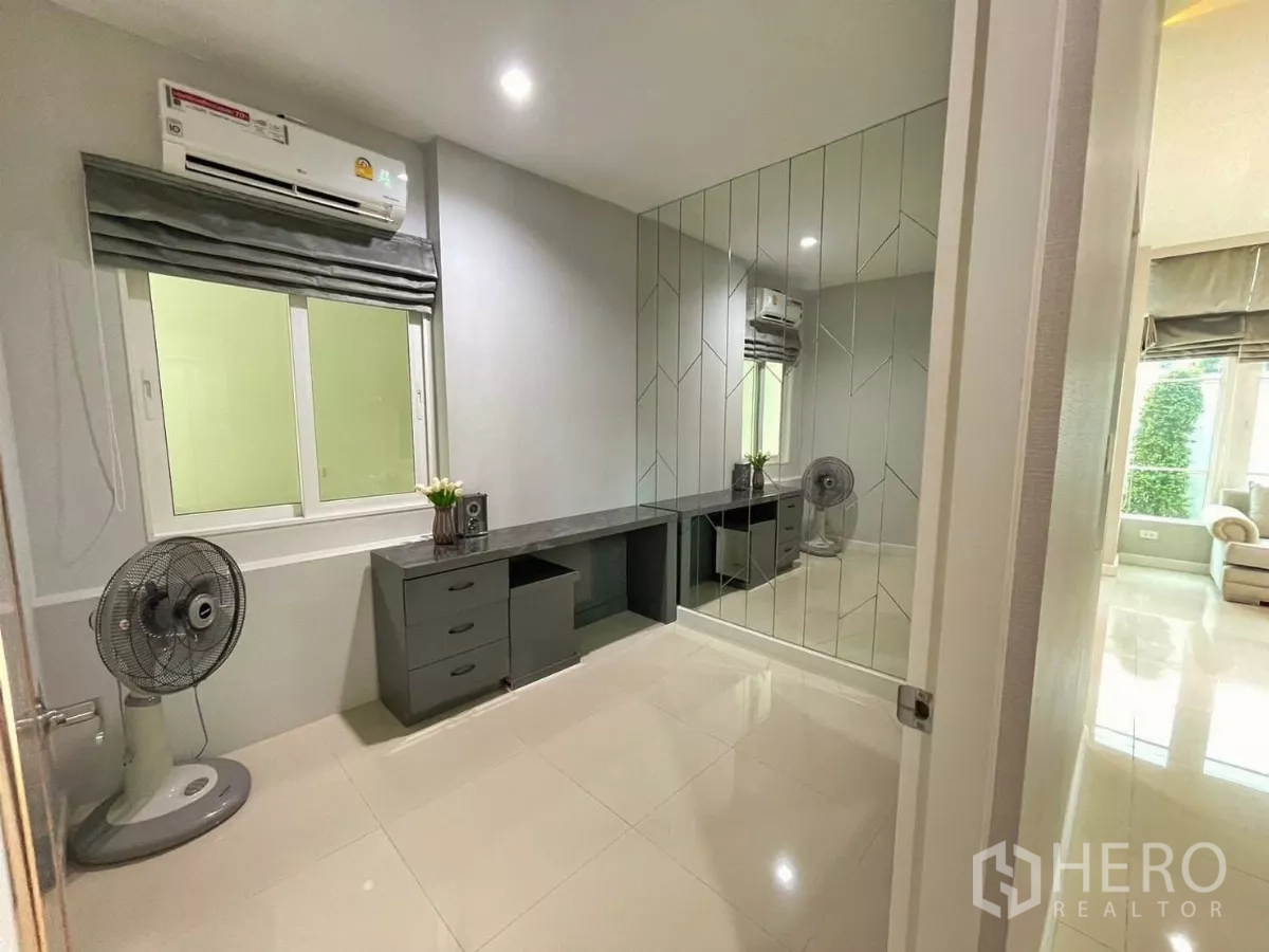 独立式住宅 出租在Bang Khen, Bangkok - 一层多功能房，带定制柜与镜面墙。