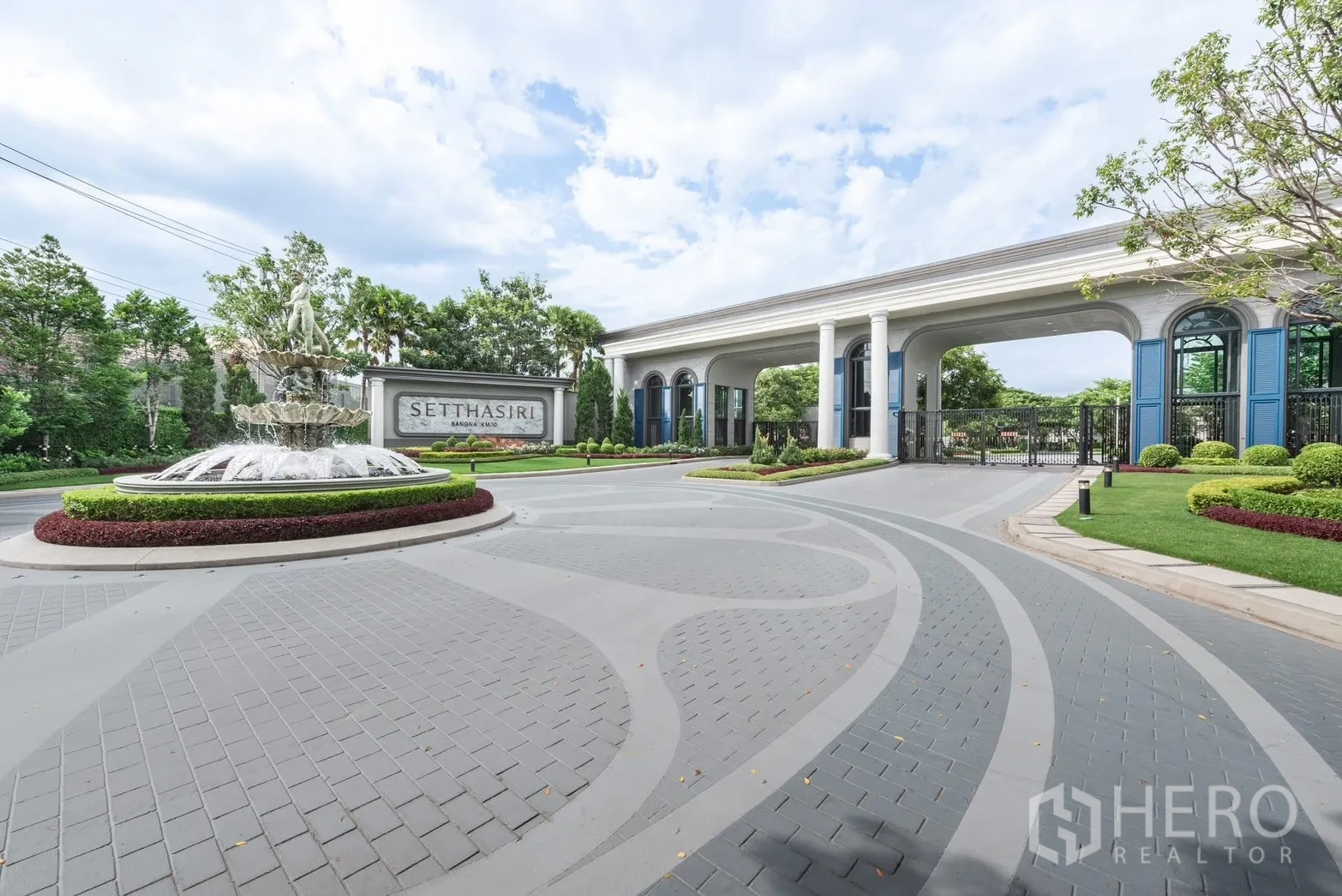 Detached House for rent or sale in Bang Phli, Samut Prakan - Gated community entrance with classical columns and roundabout fountain.