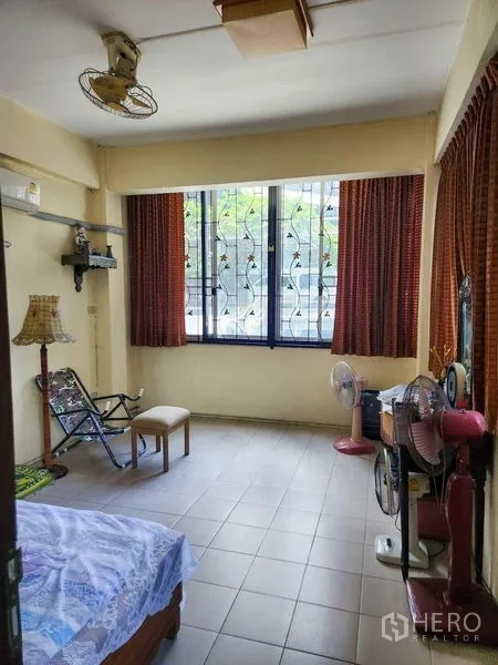 店屋 出租在Bang Rak, Bangkok - 楼上一间带大窗与窗栏、窗帘和瓷砖地面的房间