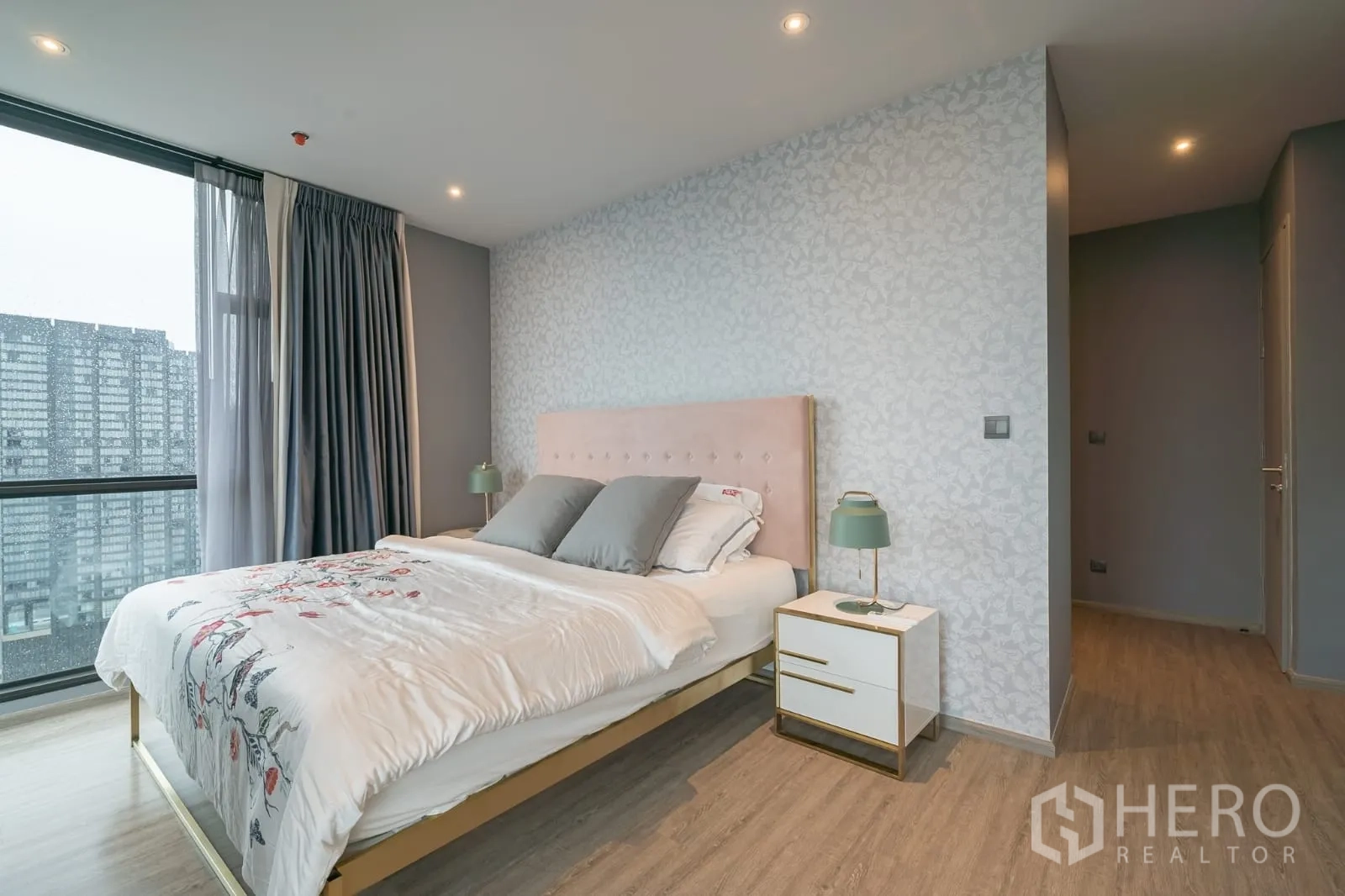 คอนโด ให้เช่าในKhlong Toei, Bangkok - ห้องนอนใหญ่ วอลเปเปอร์อ่อน โต๊ะข้างเตียง วิวเมือง
