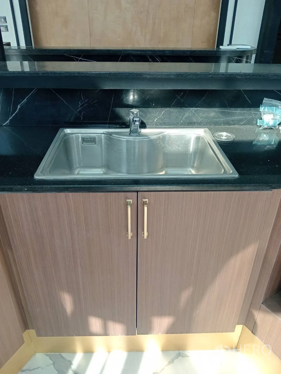 零售空间 出租 - 高大内置展示柜与整面落地窗