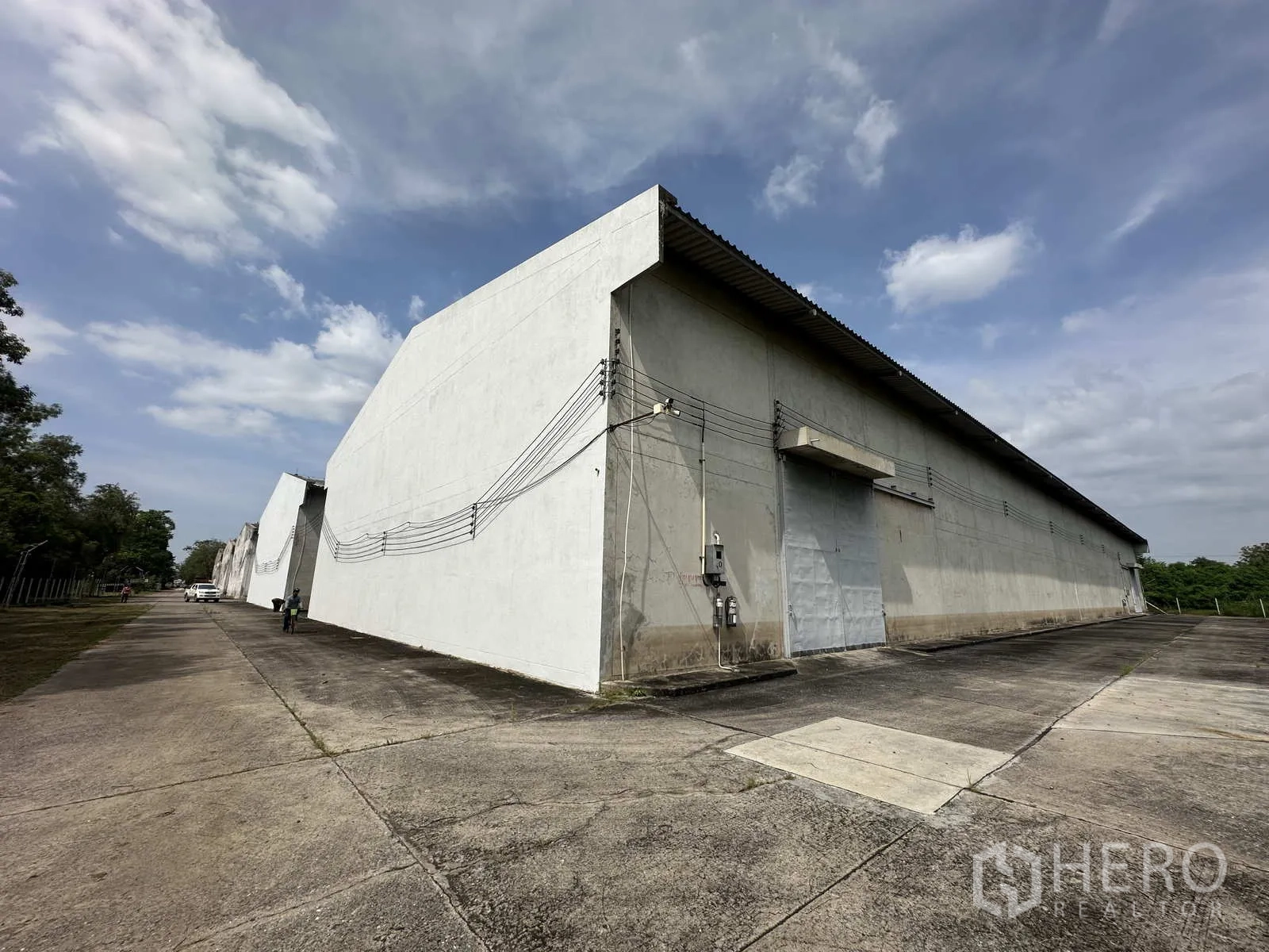 คลังสินค้า ให้เช่าในPhra Nakhon Si Ayutthaya - อาคารโกดังผนังคอนกรีตเรียงราย ลานคอนกรีตกว้างและประตูโหลดสินค้า