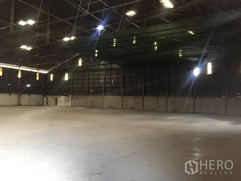 คลังสินค้า ให้เช่าในPak Kret, Nonthaburi - ฮอลล์โกดังเพดานสูง โปร่ง ระบายอากาศดี พร้อมส่วนกันแดดบนหลังคา