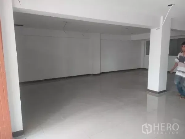 Shophouse for rent in Bang Rak, Bangkok - Ground-floor open-plan retail space with white walls and glossy tiled flooring.