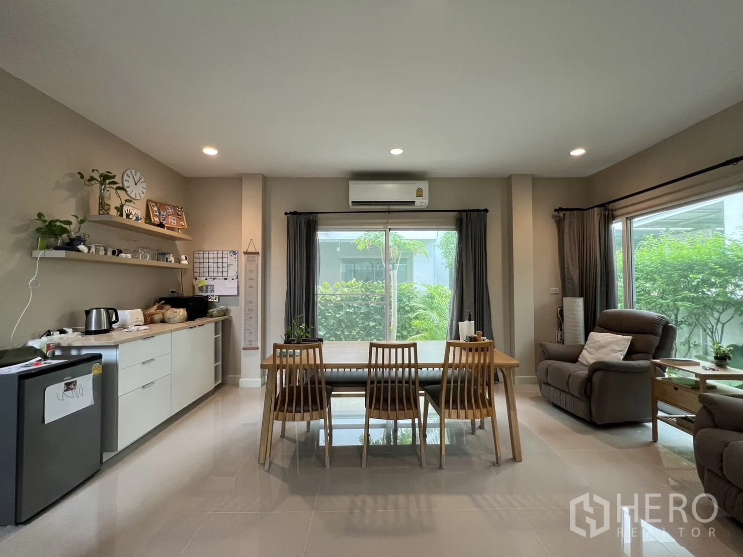 Detached House for rent or sale in Saphan Sung, Bangkok - Open dining area with six-seat table, window views and a pantry counter.