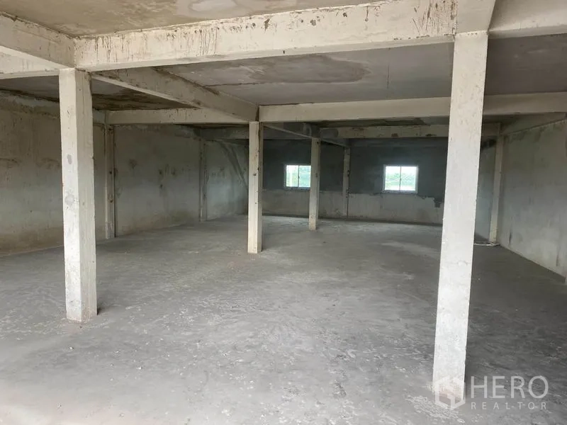 店屋 出租在Yan Nawa, Bangkok - 采光较弱的开放楼层，带立柱与小窗，待装修。