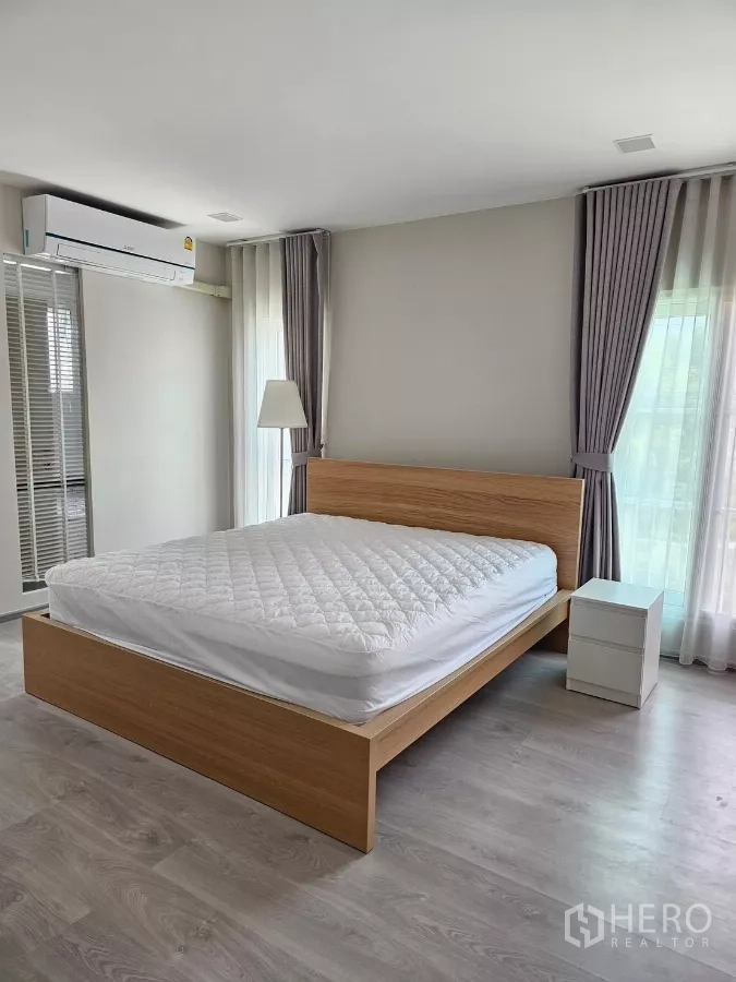 บ้าน ให้เช่าในPrawet, Bangkok - ห้องนอนหลัก เตียงใหญ่ หน้าต่างกว้าง พร้อมผ้าม่าน