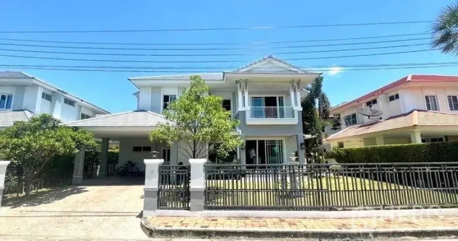 บ้าน ขายในSamut Prakan - มุมมองจากถนนของบ้านเดี่ยวสองชั้นพร้อมสนามหญ้าและต้นไม้ในหมู่บ้านระดับพรีเมียม