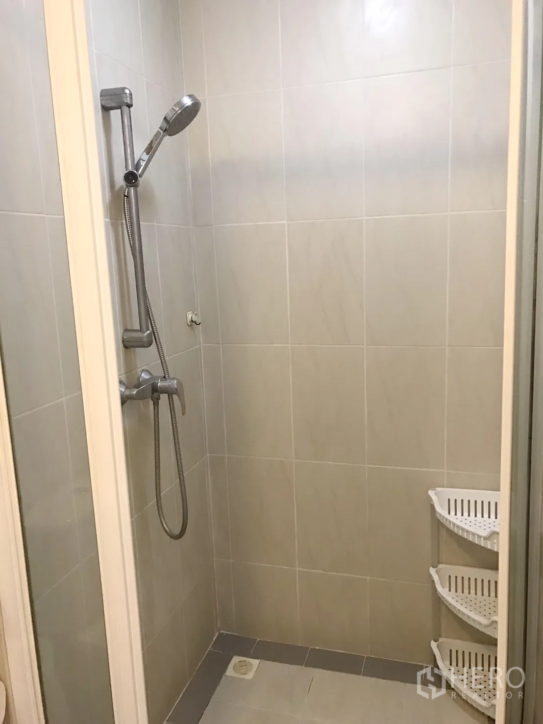 Condominium for rent in Watthana, Bangkok - Walk-in shower with handheld showerhead and corner storage shelves.