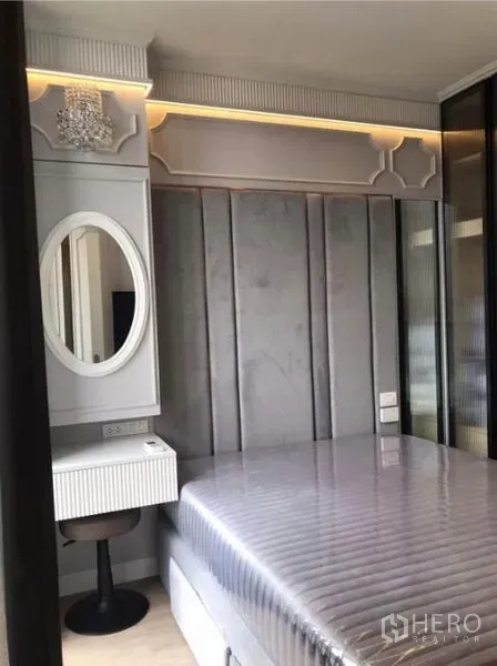 คอนโด ให้เช่าในWatthana, Bangkok - ห้องนอนอบอุ่นพร้อมหัวเตียงบุนวม โต๊ะเครื่องแป้งบิวท์อิน และไฟซ่อน