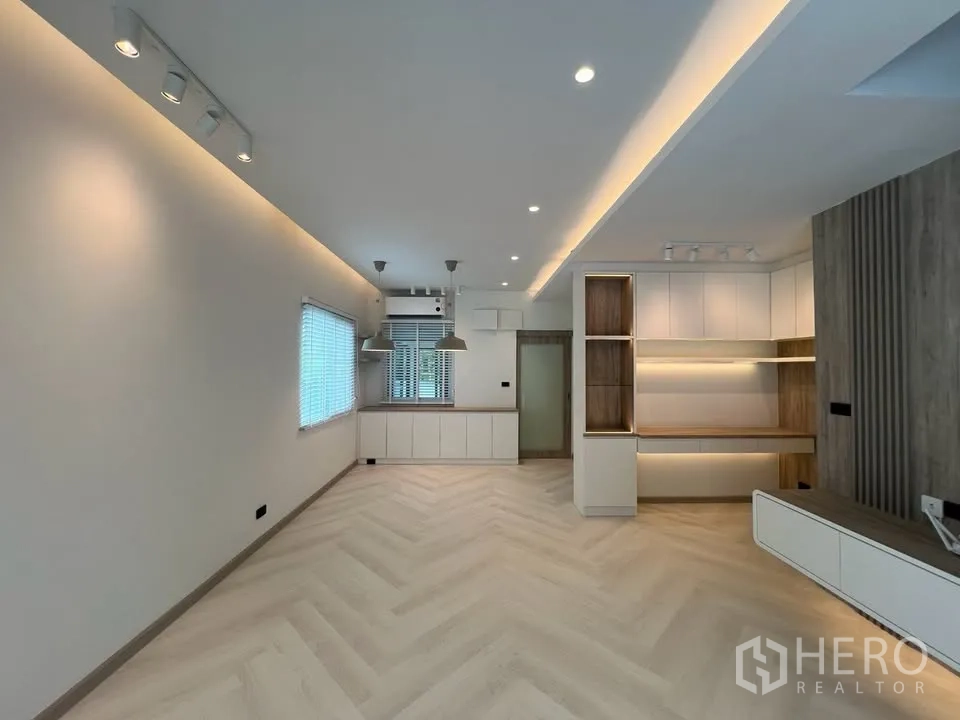 Townhouse for rent in Prawet, Bangkok - Spacious open-plan living and dining with custom shelving.