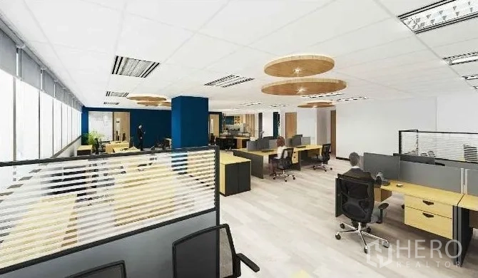 办公空间 出租在Chatuchak, Bangkok - 开放式办公区，隔断工位、大面积窗户与浅色木地板。