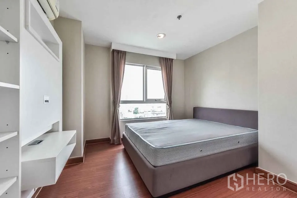 公寓 for rent in Huai Khwang, Bangkok - 卧室设大窗与空调，可见城市景观。