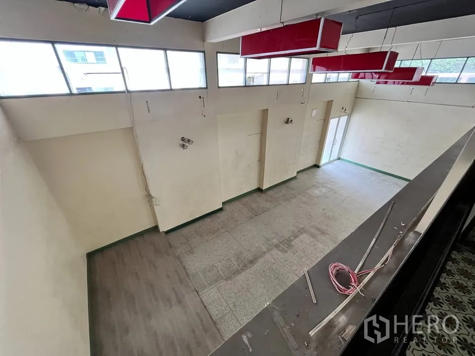 独立式住宅 出租在Suan Luang, Bangkok - 从夹层俯瞰挑高大厅与玻璃入口门