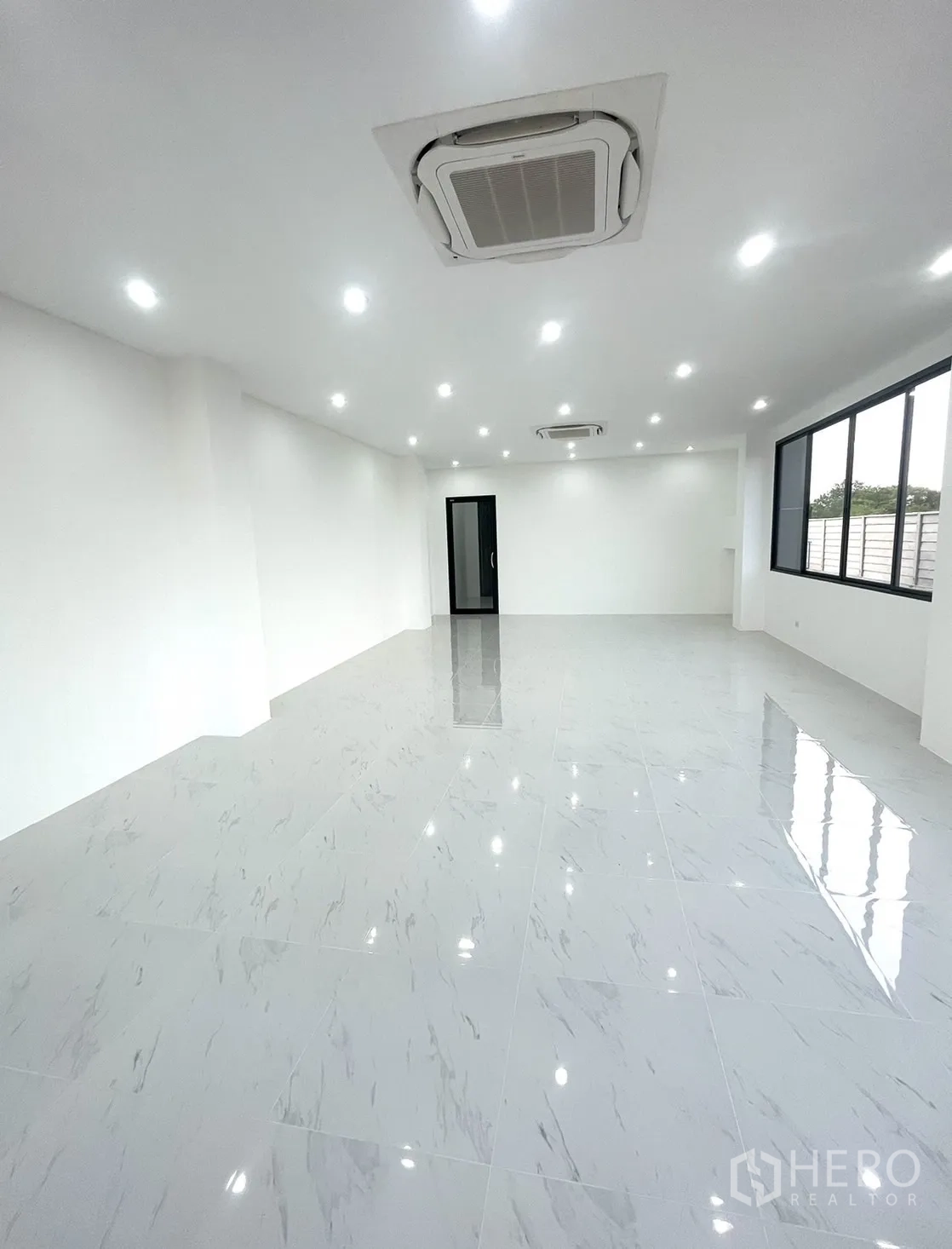 工厂 出租或出售在Bang Yai, Nonthaburi - 明亮的二楼办公室，亮面地砖、LED照明与嵌入式空调。