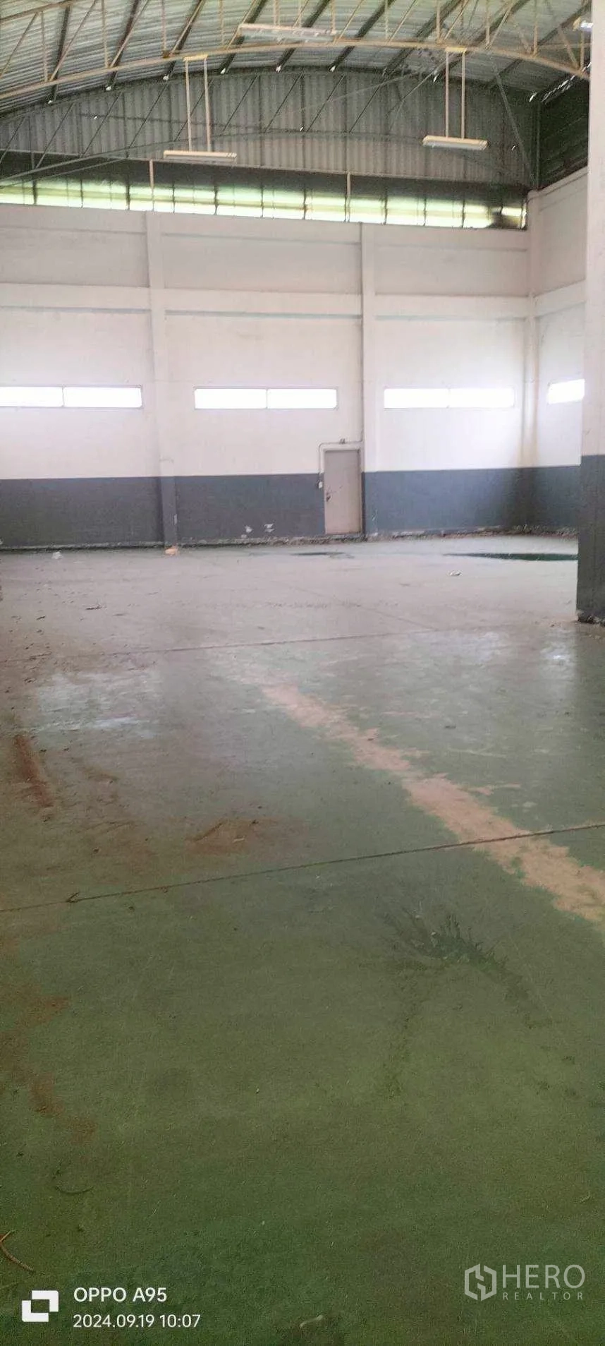 โรงงาน ให้เช่าในKhlong Luang, Pathum Thani - พื้นโรงงานโล่ง หน้าต่างด้านข้างและประตูเหล็กบริการ