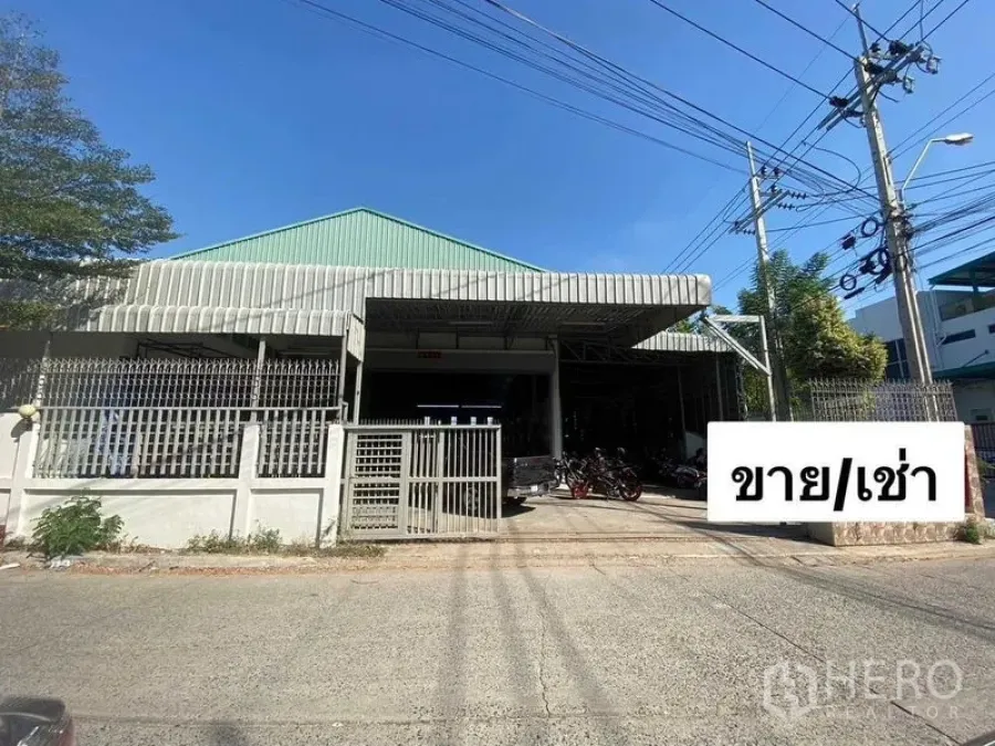 คลังสินค้า ให้เช่าหรือขายในMueang Samut Prakan, Samut Prakan - ด้านหน้าทางเข้าโกดังพร้อมรั้วและทางรถกว้างบนซอยเงียบสงบ
