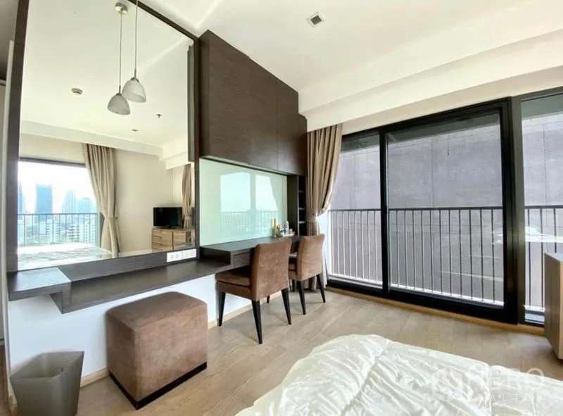 คอนโด ให้เช่าในKhlong Toei, Bangkok - ห้องนอนประตูกระจกบานใหญ่ มีโต๊ะทำงานคู่ กระจก และราวระเบียง