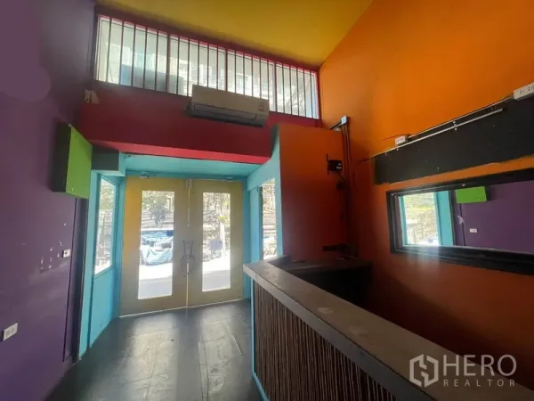 อาคารพาณิชย์ ให้เช่าในKhlong Toei, Bangkok - โถงทางเข้าโทนสีสันสดใส ประตูกระจกบานคู่ เพดานสูง และเคาน์เตอร์ต้อนรับ