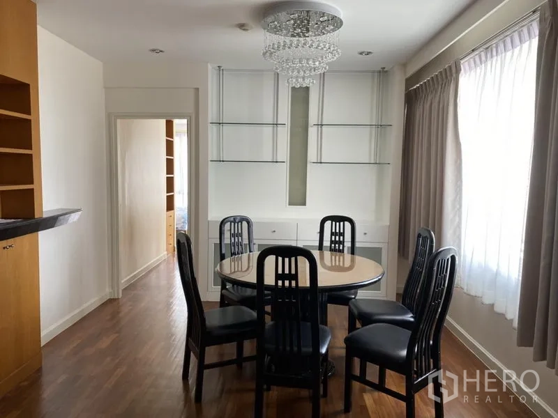 公寓 出租或出售在Sathon, Bangkok - 带窗餐厅，六人圆桌，水晶吊灯与展示柜