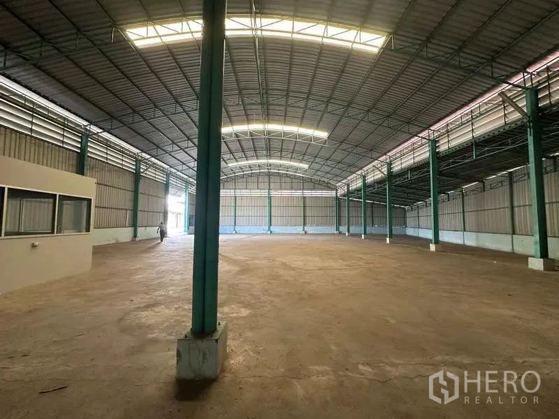 货栈 出租在Phra Nakhon Si Ayutthaya - 大跨距内部空间，钢柱与屋顶采光板，地面平整。