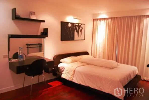 公寓 出租在Pathum Wan, Bangkok - 温馨卧室，设大床、墙面置物架、带镜工作台与全遮光窗帘。