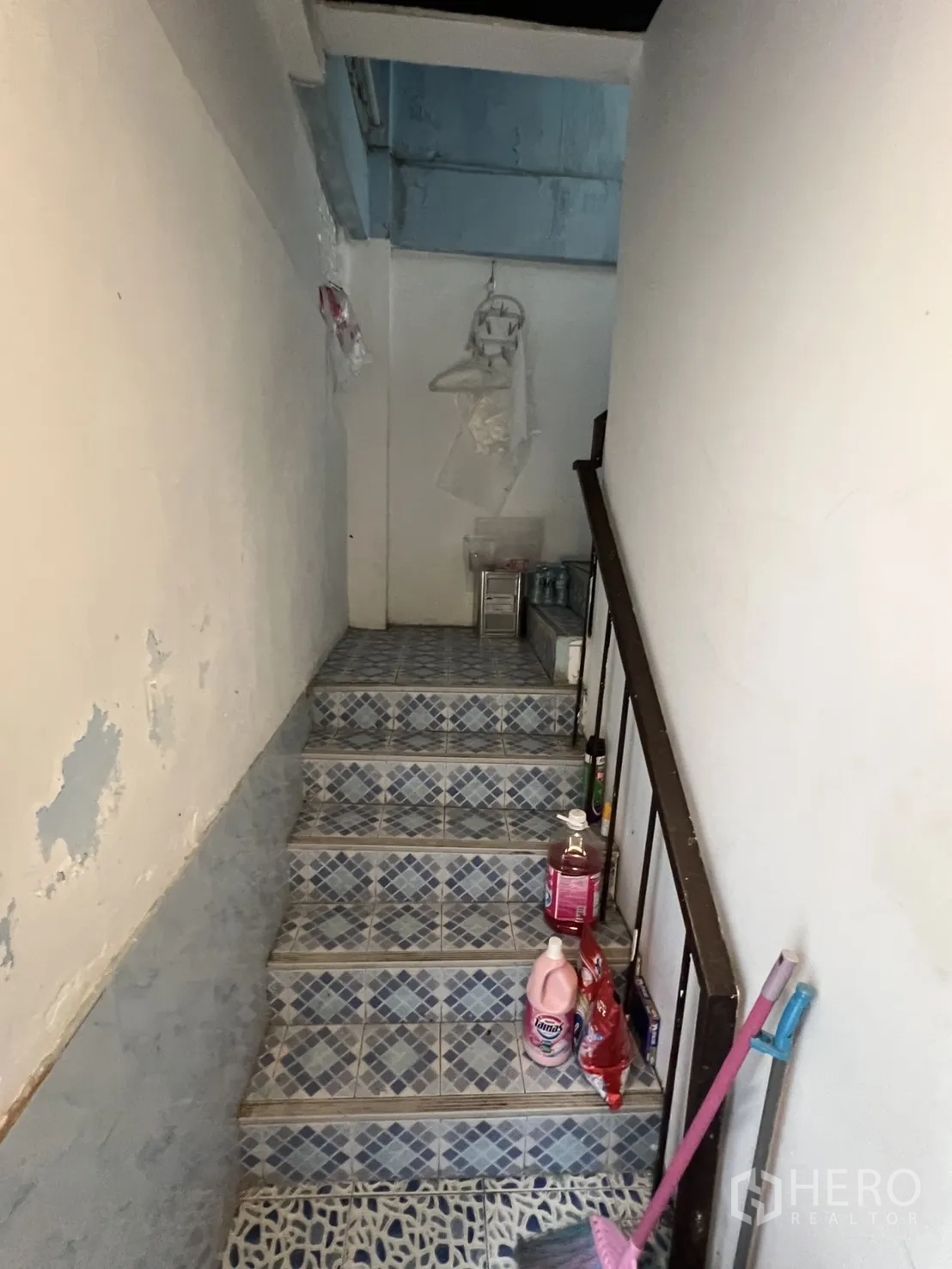อาคารพาณิชย์ ให้เช่าหรือขาย - บันไดภายในปูกระเบื้องลาย พร้อมราวจับในตึกแถว