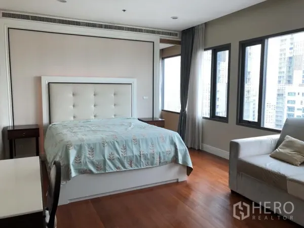 คอนโด ให้เช่าหรือขายในKhlong Toei, Bangkok - ห้องนอนใหญ่พร้อมหัวเตียงบุหนัง หน้าต่างบานใหญ่ และวิวเมือง